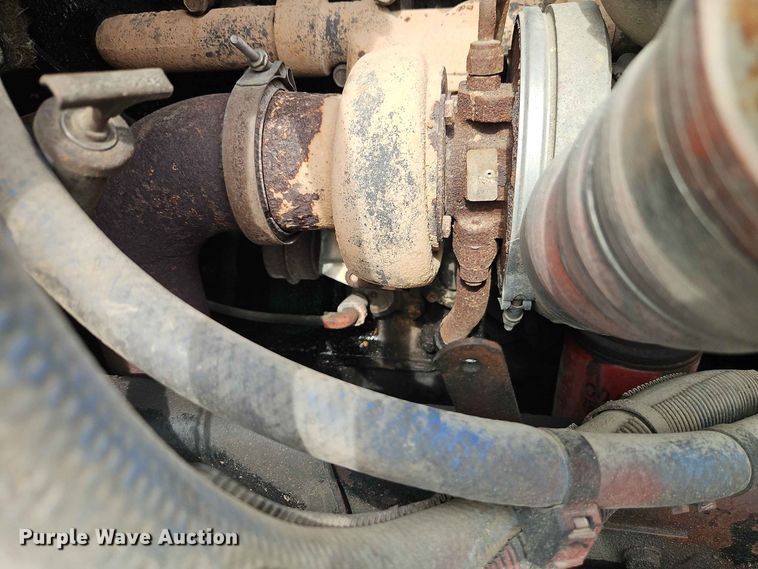 image for item EO8506 2004 Peterbilt 330 refuse truck