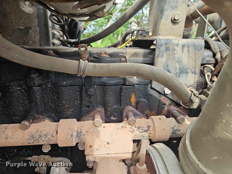 image for item EO8506 2004 Peterbilt 330 refuse truck