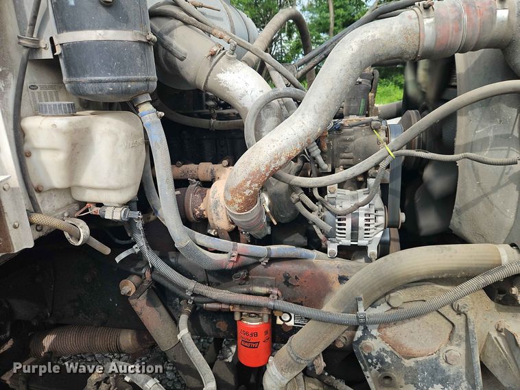 image for item EO8506 2004 Peterbilt 330 refuse truck