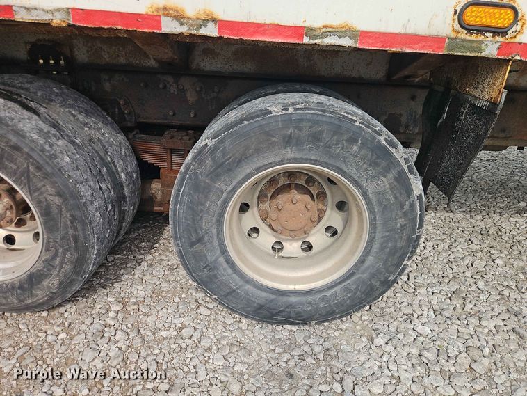 image for item EO8506 2004 Peterbilt 330 refuse truck