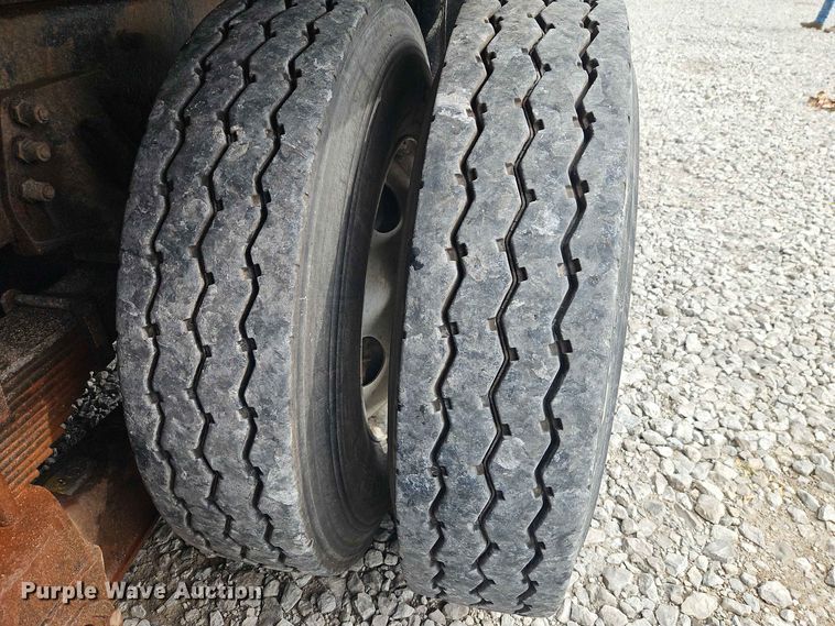 image for item EO8506 2004 Peterbilt 330 refuse truck