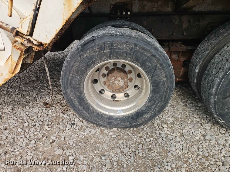 image for item EO8506 2004 Peterbilt 330 refuse truck