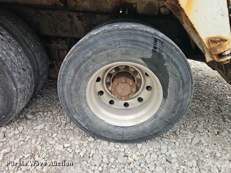image for item EO8506 2004 Peterbilt 330 refuse truck