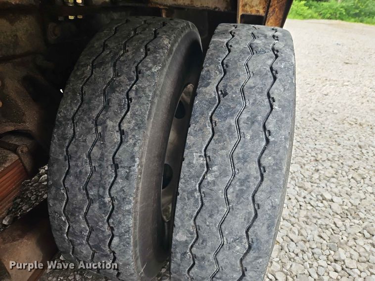 image for item EO8506 2004 Peterbilt 330 refuse truck