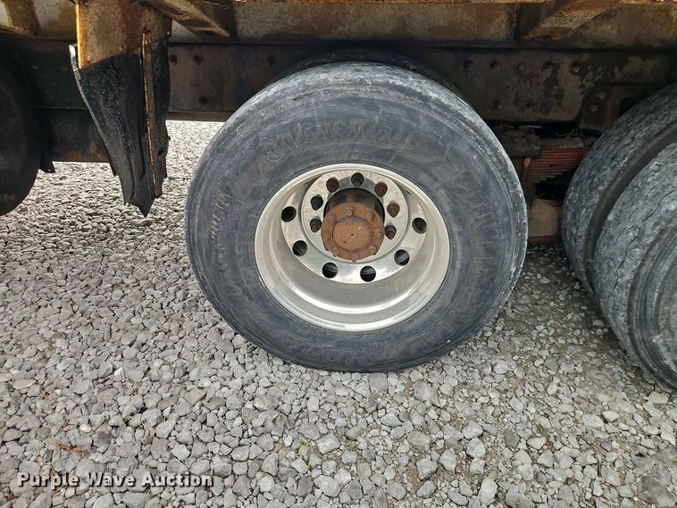 image for item EO8506 2004 Peterbilt 330 refuse truck