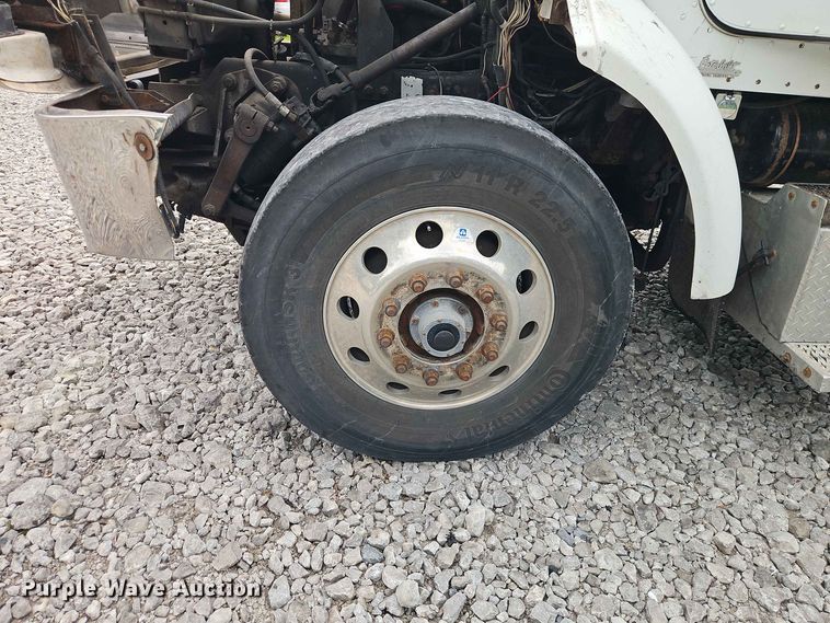 image for item EO8506 2004 Peterbilt 330 refuse truck