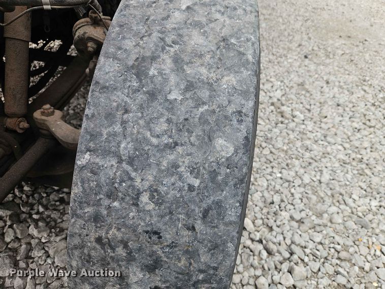 image for item EO8506 2004 Peterbilt 330 refuse truck