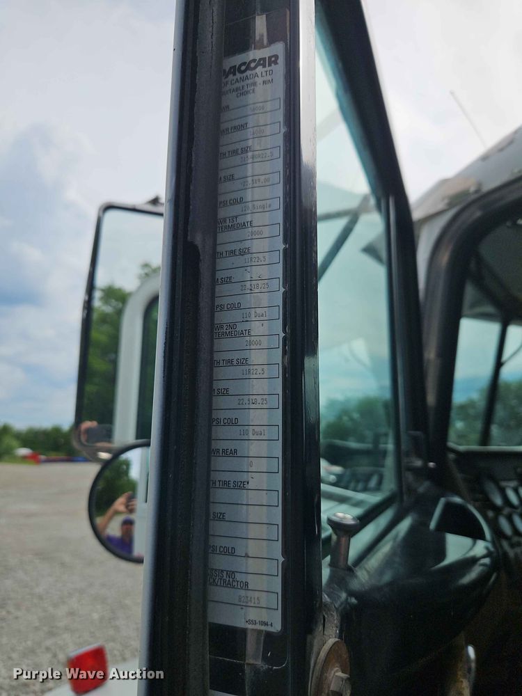 image for item EO8506 2004 Peterbilt 330 refuse truck