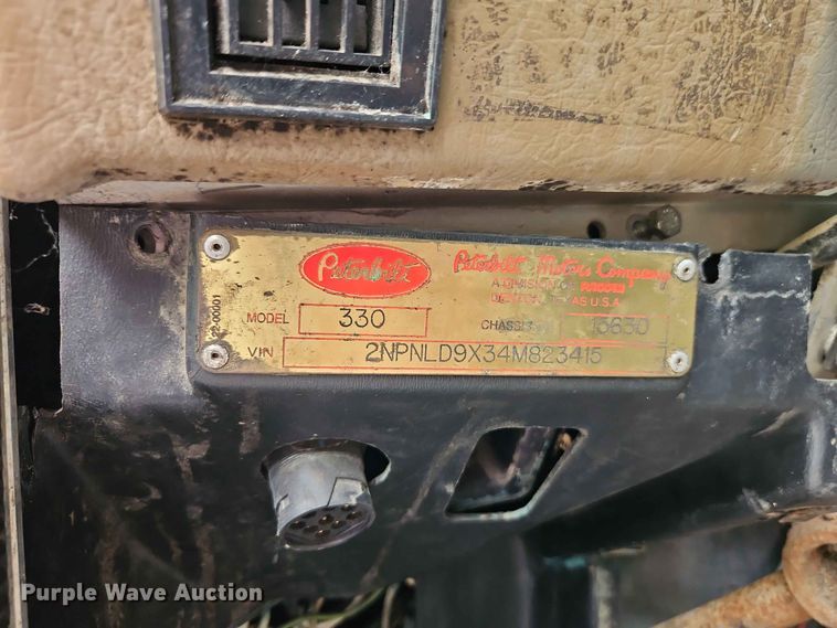 image for item EO8506 2004 Peterbilt 330 refuse truck
