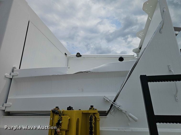 image for item EO8507 2013 Crane Carrier Low Entry refuse truck