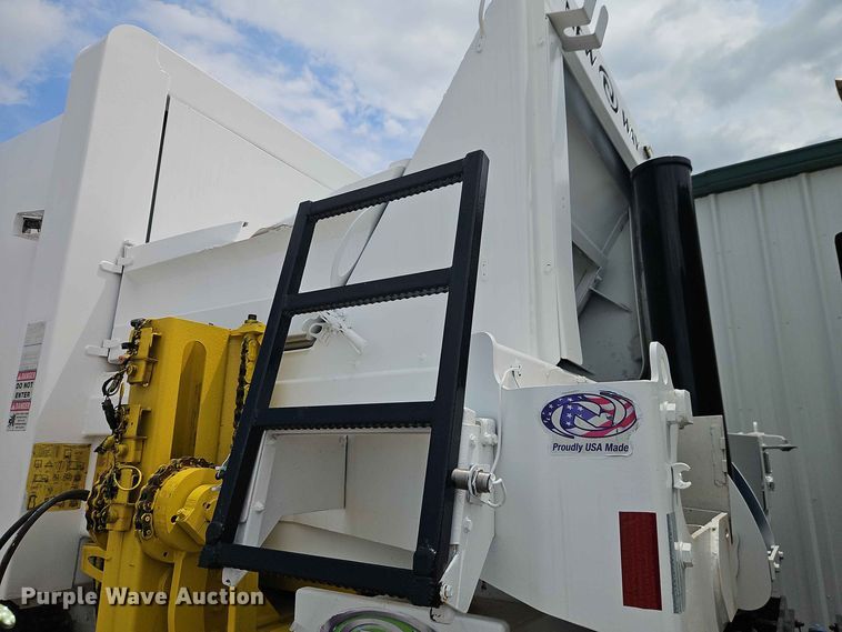 image for item EO8507 2013 Crane Carrier Low Entry refuse truck