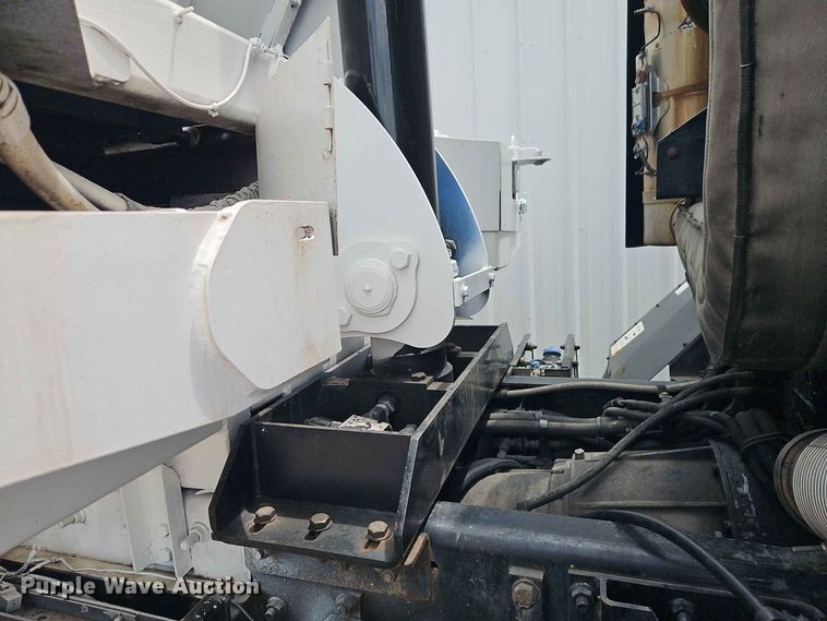 image for item EO8507 2013 Crane Carrier Low Entry refuse truck