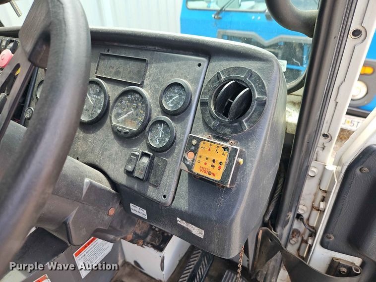 image for item EO8507 2013 Crane Carrier Low Entry refuse truck
