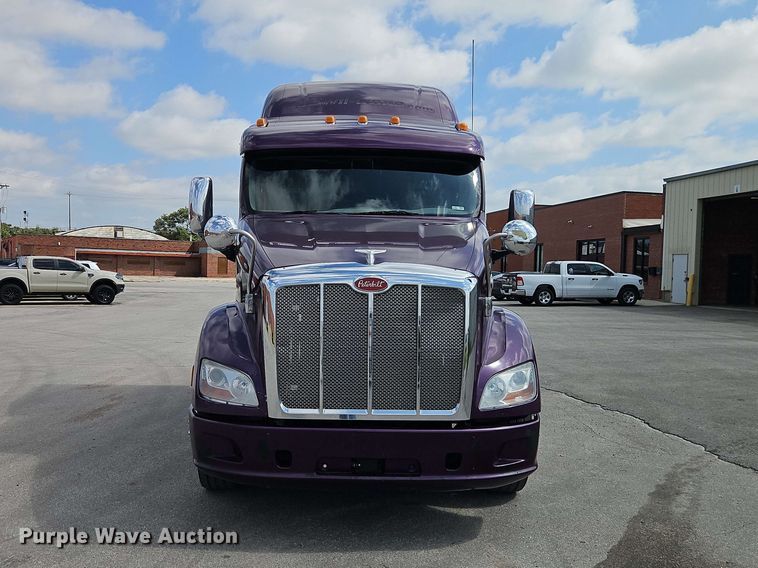 image for item EO8546 2015 Peterbilt 587 semi truck