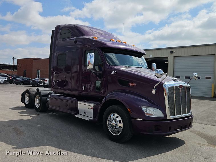 image for item EO8546 2015 Peterbilt 587 semi truck