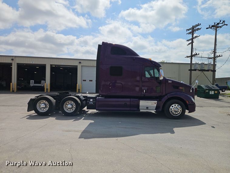 image for item EO8546 2015 Peterbilt 587 semi truck