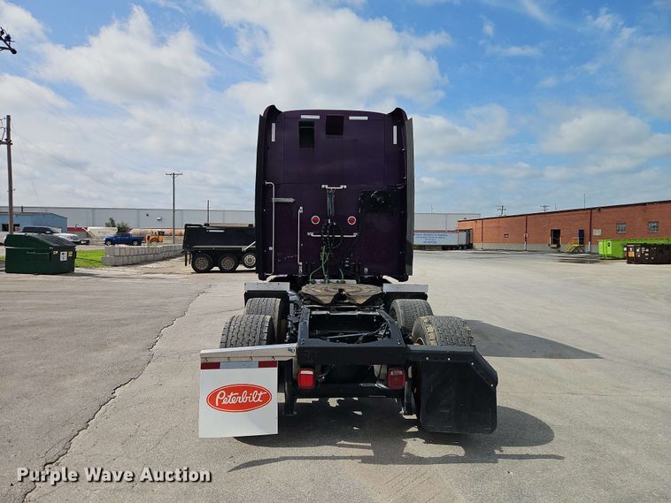 image for item EO8546 2015 Peterbilt 587 semi truck