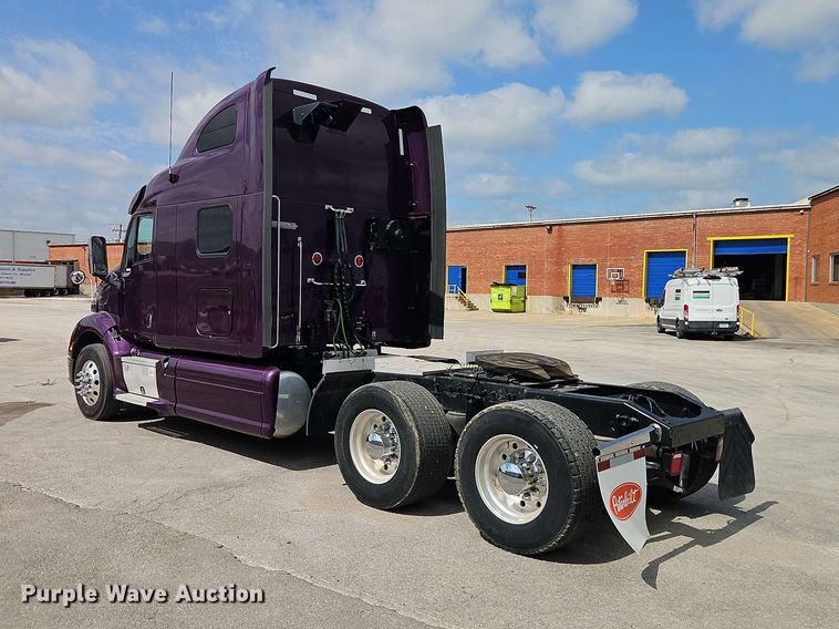 image for item EO8546 2015 Peterbilt 587 semi truck