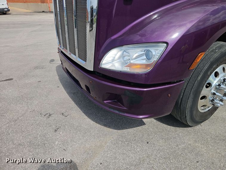 image for item EO8546 2015 Peterbilt 587 semi truck