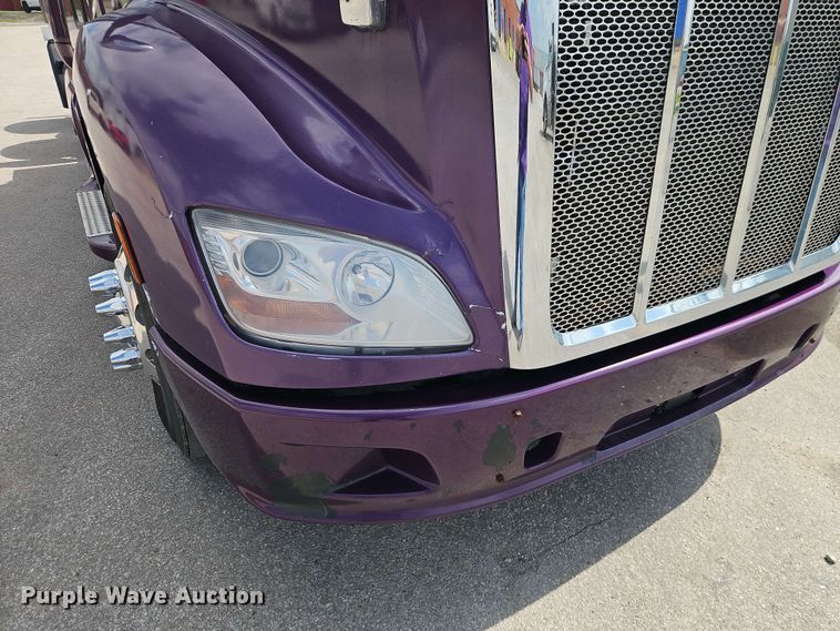 image for item EO8546 2015 Peterbilt 587 semi truck