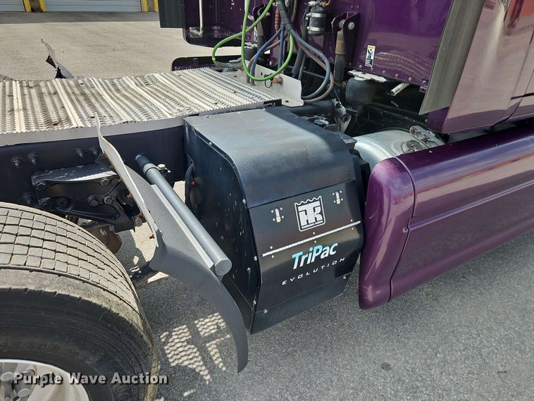 image for item EO8546 2015 Peterbilt 587 semi truck
