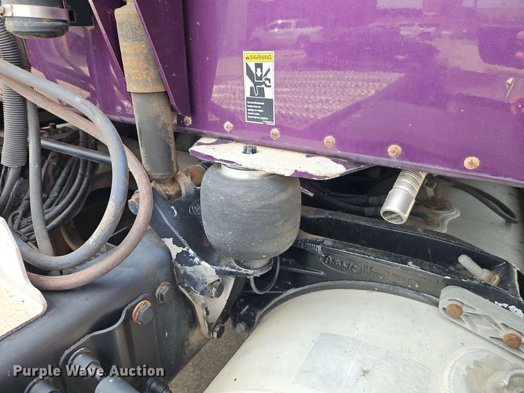 image for item EO8546 2015 Peterbilt 587 semi truck