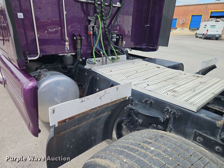 image for item EO8546 2015 Peterbilt 587 semi truck