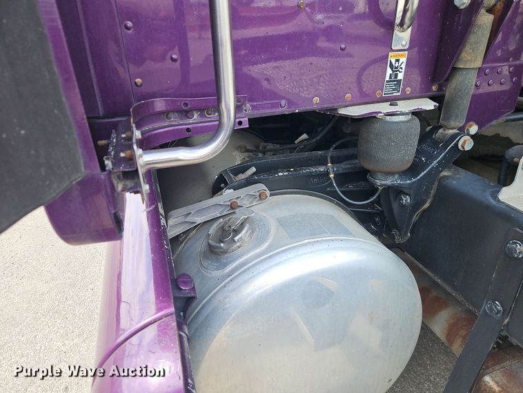 image for item EO8546 2015 Peterbilt 587 semi truck