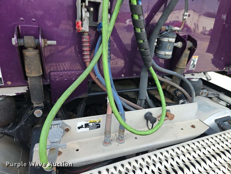 image for item EO8546 2015 Peterbilt 587 semi truck