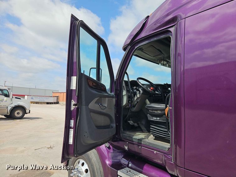 image for item EO8546 2015 Peterbilt 587 semi truck