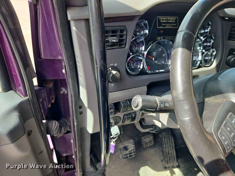 image for item EO8546 2015 Peterbilt 587 semi truck
