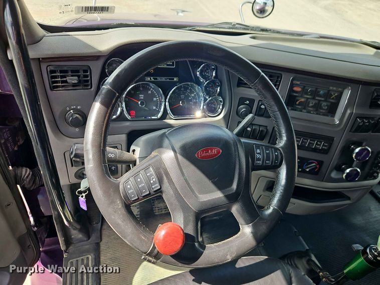 image for item EO8546 2015 Peterbilt 587 semi truck