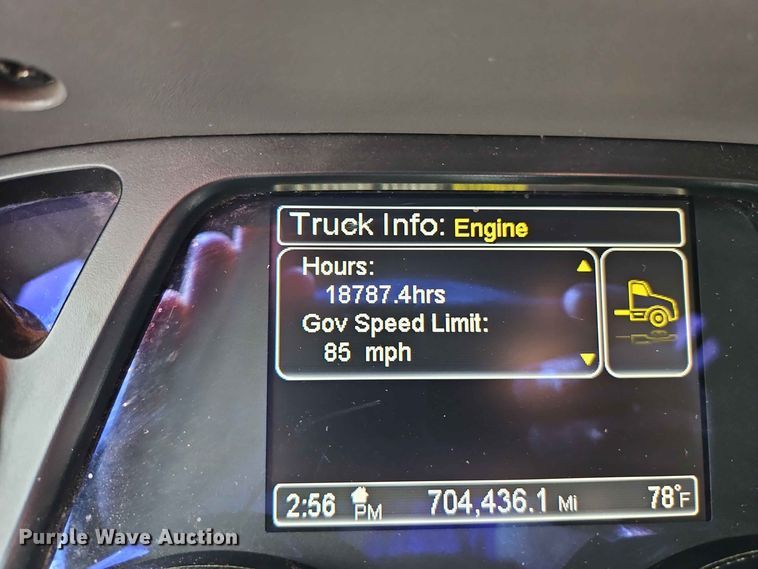 image for item EO8546 2015 Peterbilt 587 semi truck
