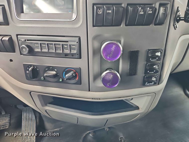 image for item EO8546 2015 Peterbilt 587 semi truck