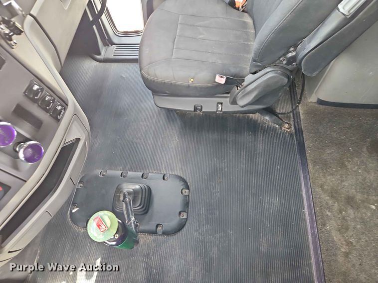 image for item EO8546 2015 Peterbilt 587 semi truck