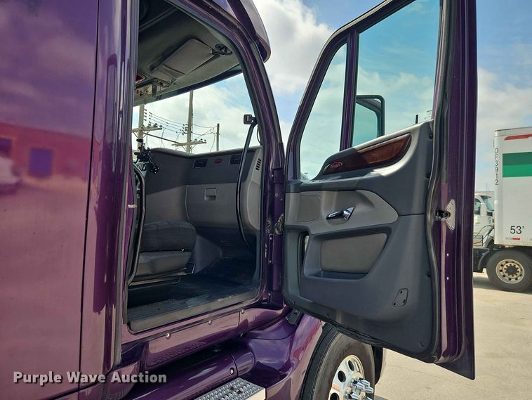 image for item EO8546 2015 Peterbilt 587 semi truck