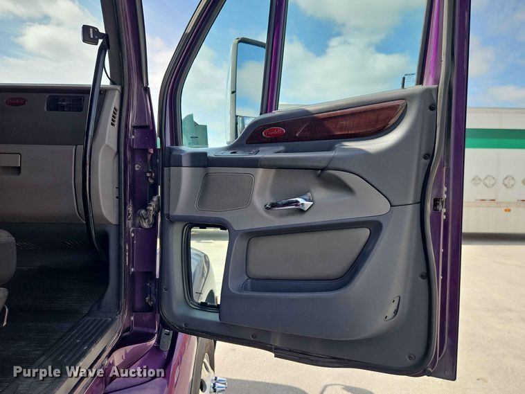 image for item EO8546 2015 Peterbilt 587 semi truck
