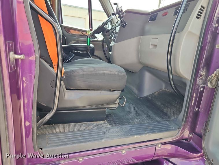 image for item EO8546 2015 Peterbilt 587 semi truck