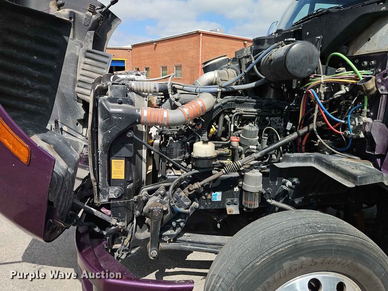 image for item EO8546 2015 Peterbilt 587 semi truck