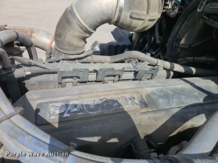 image for item EO8546 2015 Peterbilt 587 semi truck