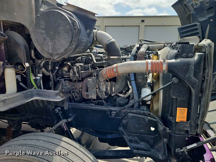 image for item EO8546 2015 Peterbilt 587 semi truck