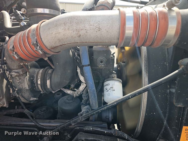 image for item EO8546 2015 Peterbilt 587 semi truck