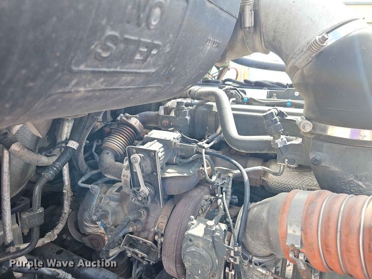 image for item EO8546 2015 Peterbilt 587 semi truck