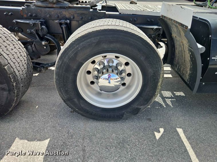 image for item EO8546 2015 Peterbilt 587 semi truck