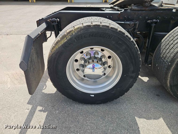 image for item EO8546 2015 Peterbilt 587 semi truck