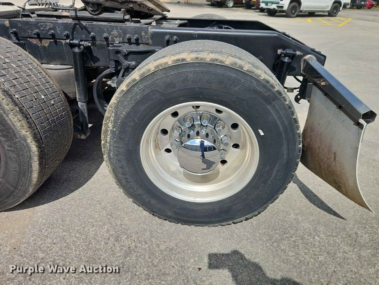 image for item EO8546 2015 Peterbilt 587 semi truck