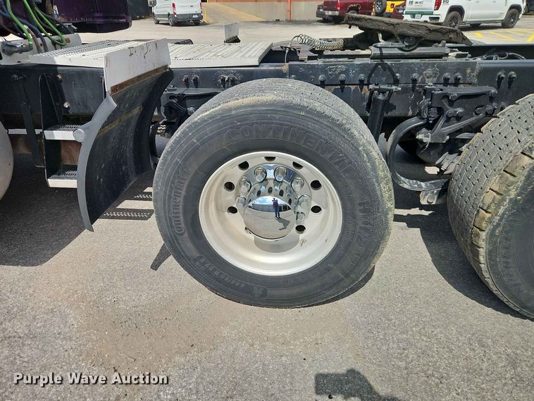 image for item EO8546 2015 Peterbilt 587 semi truck