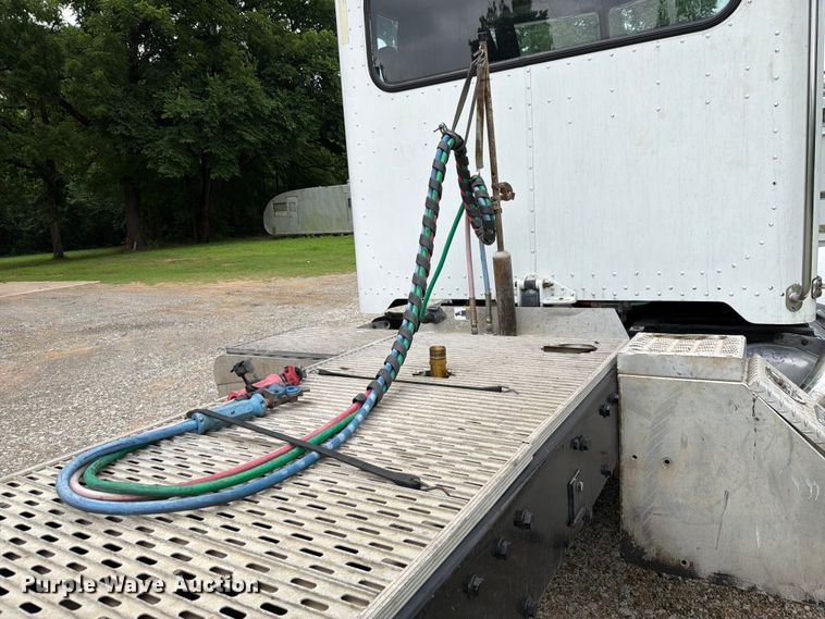 image for item EQ8002 2007 Peterbilt 379 semi truck