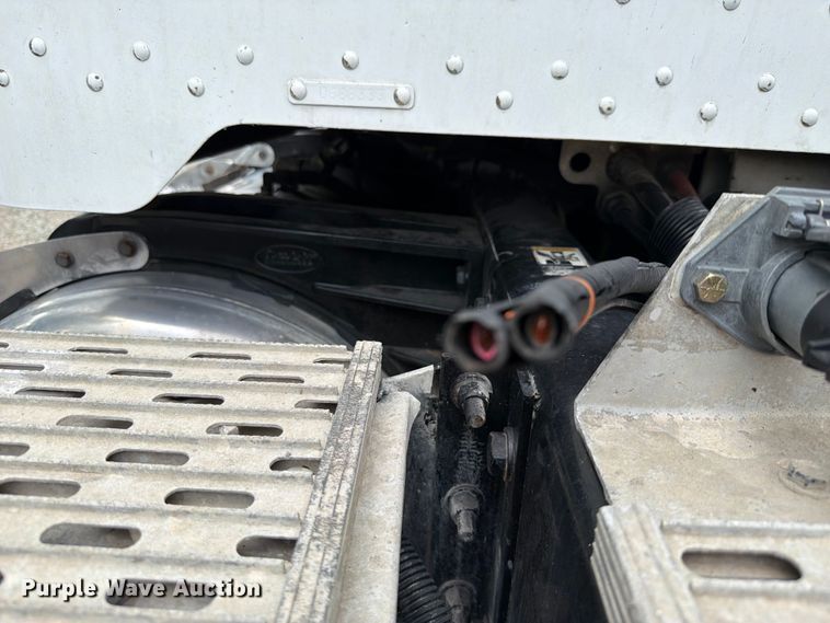 image for item EQ8002 2007 Peterbilt 379 semi truck