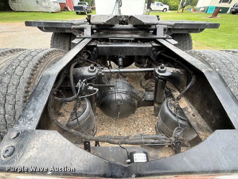 image for item EQ8002 2007 Peterbilt 379 semi truck